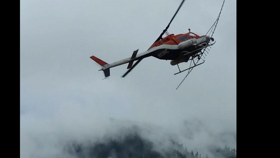 Un helicóptero fumiga una zona boscosa de Oregón en Estados Unidos