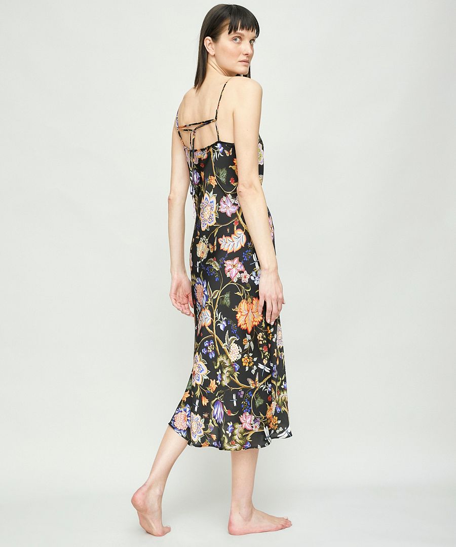 Pijamas, batas y favorecedores kaftanes para estar perfecta y elegante en casa, o ponerlos para salir a cenar