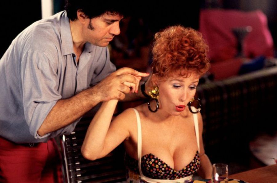 Verónica Forqué y Pedro Almodóvar en 'Kika' (1993)