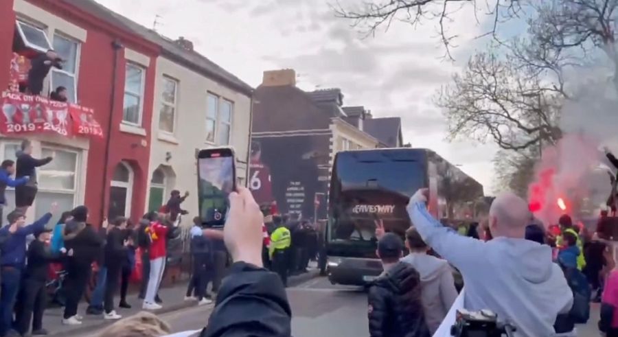 Hinchas del Liverpool lanzan piedras al autobús que transporta a los jugadores del Real Madrid a Anfield.