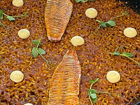 Arroz con salmonetes