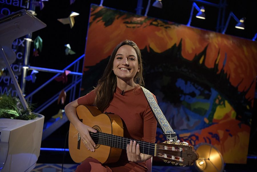 Judit Neddermann amb la guitarra al plató de 'Punts de vista'