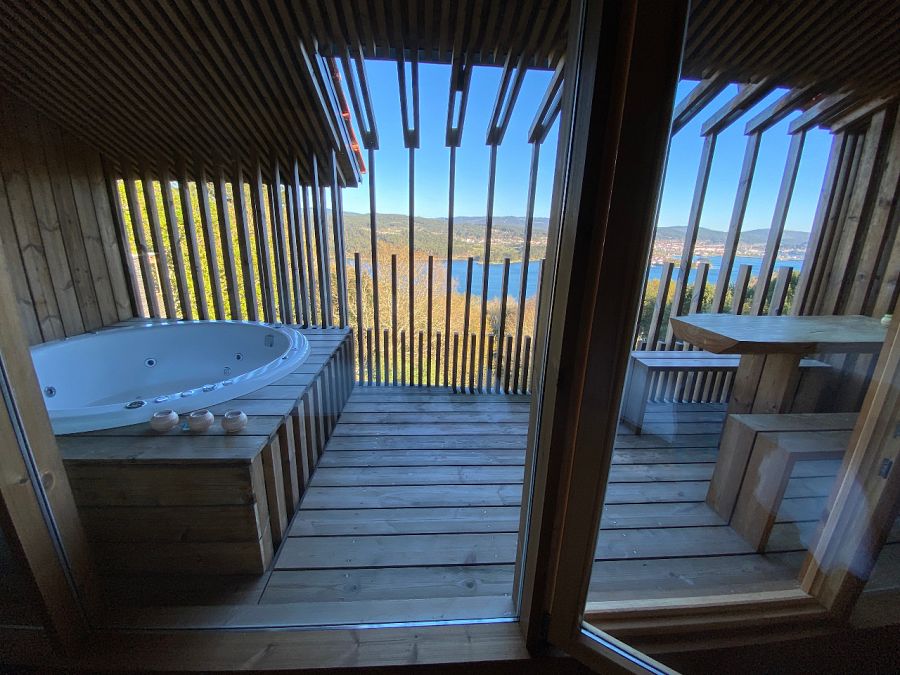 Interior de uno de los alojamientos con vistas a la ría desde las Cabañas de Albeida