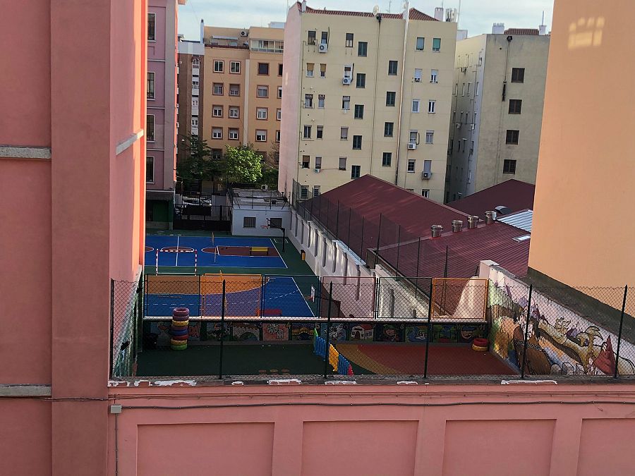 Cuatro chimeneas (derecha) de las cocinas industriales junto al colegio en Arganzuela