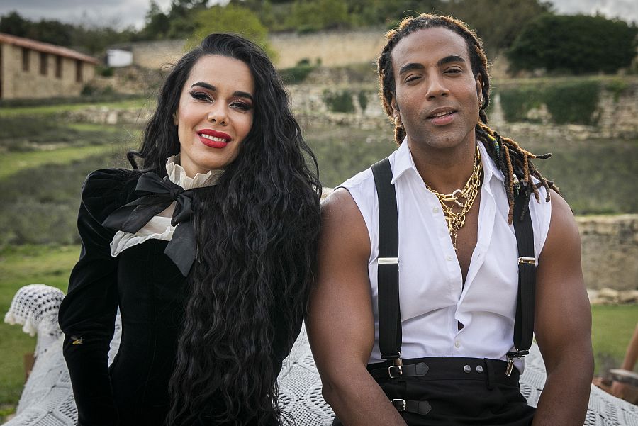 Beatriz Luengo y Yotuel Romero durante el rodaje de un videoclip