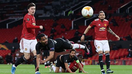 Un remate de Yangel Herrera, en el partido entre el Manchester United y el Granada de la Europa League