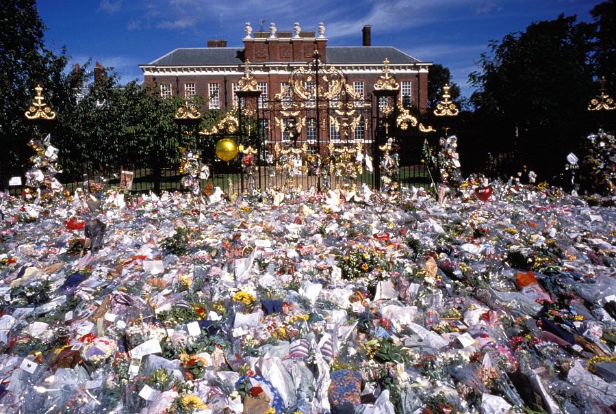 La puerta de Kensington Palace tras la muerte de Lady Di