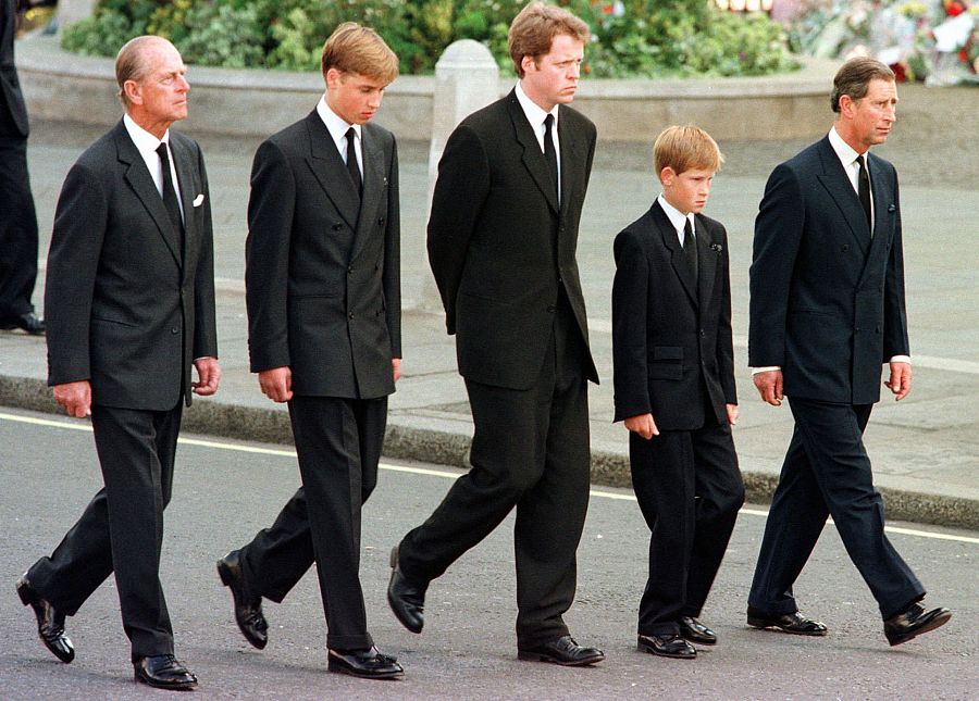 El duque de Edimburgo, el príncipe Guillermo, el hermano de Diana, el príncipe Harry y el príncipe Carlos