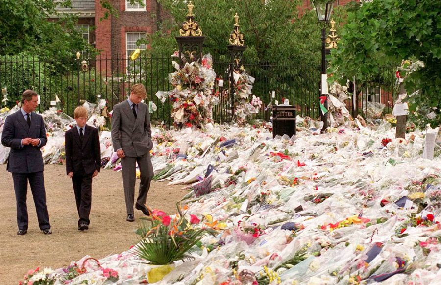 Guillermo, Harry y su padre Carlos viendo los tributos a la princesa Diana