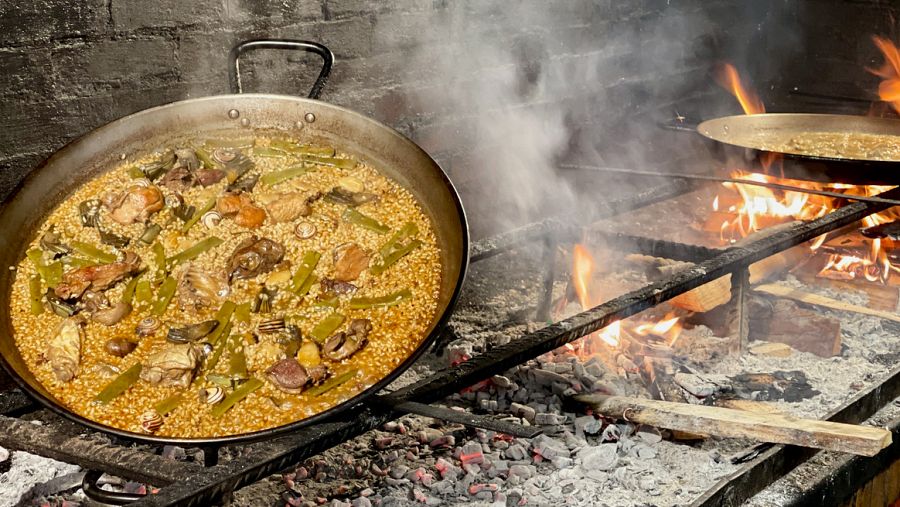 Más allá de los ingredientes, la paella valenciana se convierte en un rito social y cultural