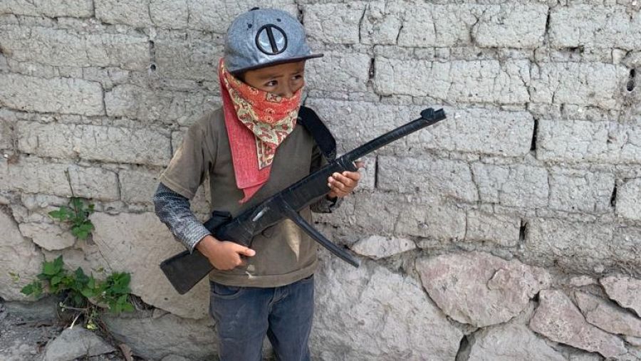 Un menor empuña un arma en plena calle de un pueblo en el estado de Guerrero
