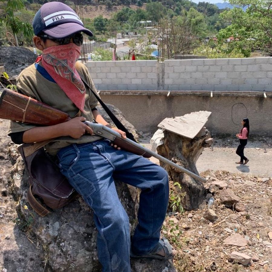 Un niño soldado vigila la calle contra un posible ataque de los narcotraficantes en el estado mexicano de Guerrero