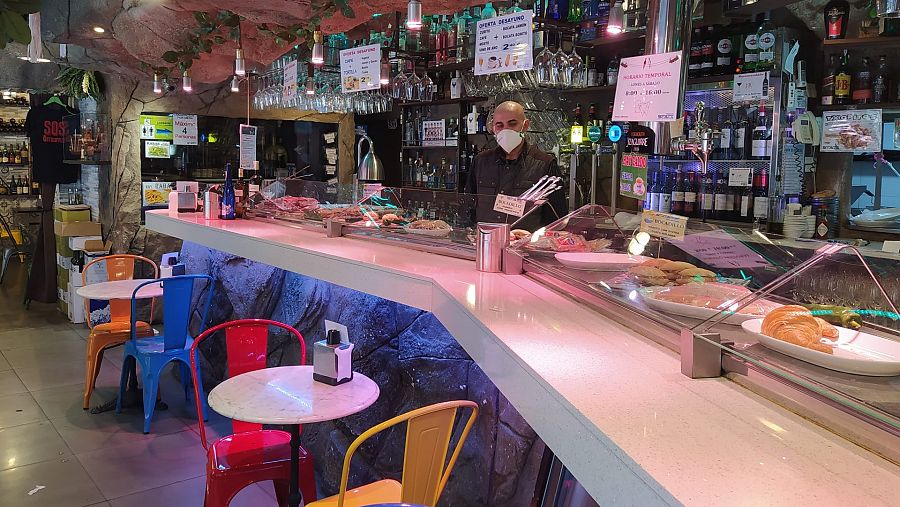 Nino detrás de la barra de su restaurante en el conocido barrio de Santutxu, en Bilbao.