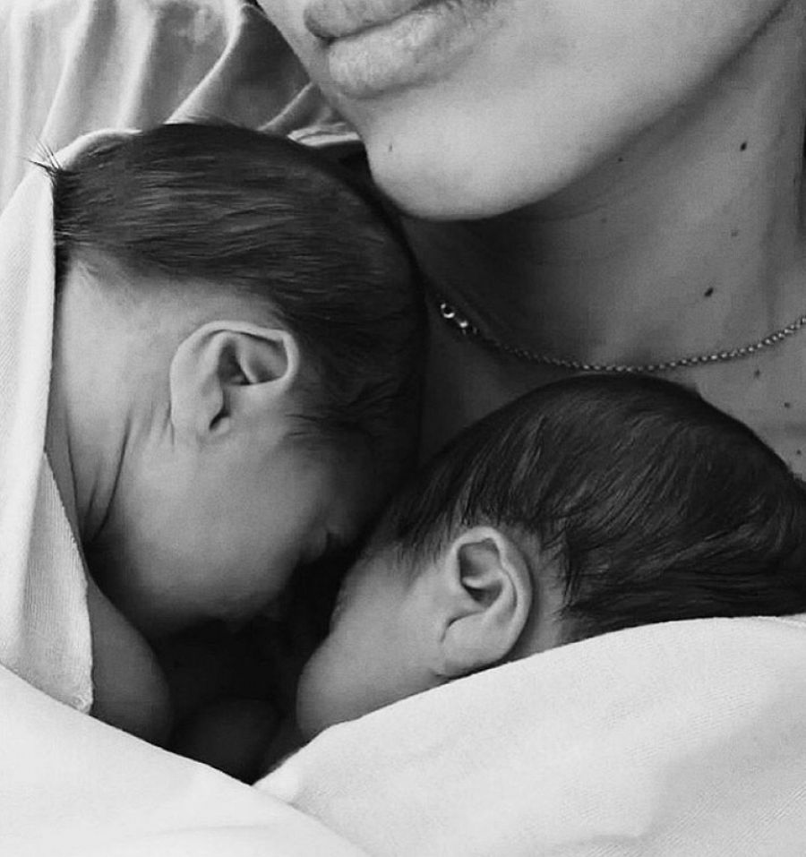 Ariadne dio la bienvenida a sus gemelas en un contexto complicado