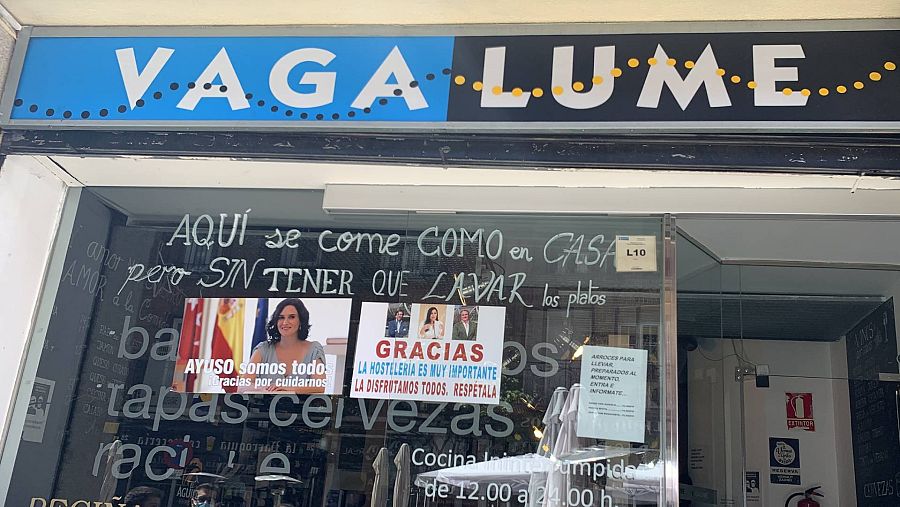 Carteles en apoyo a la presidenta de la Comunidad de Madrid, Isabel Díaz Ayuso, en un bar de la capital