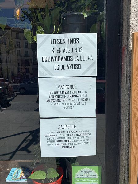 Críticas a la gestión de Ayuso en un bar del centro de la capital