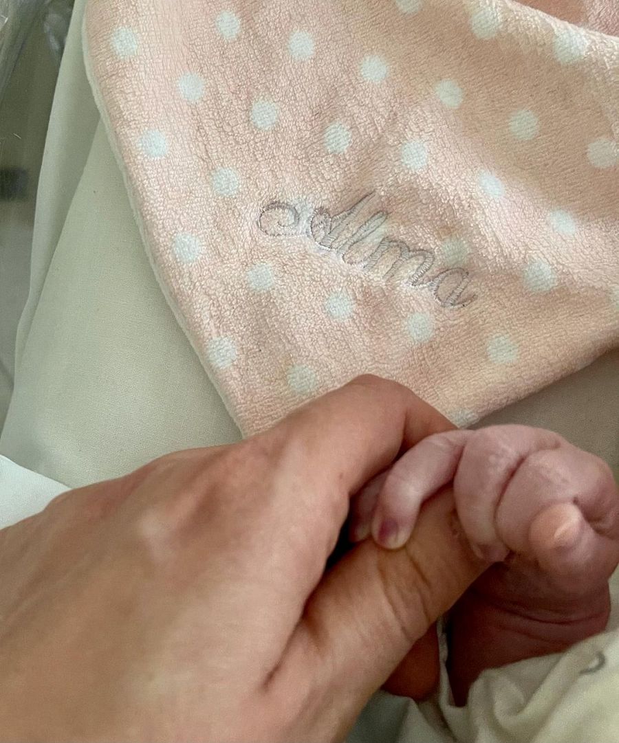 Norma Ruíz da la bienvenida a su hija Alma