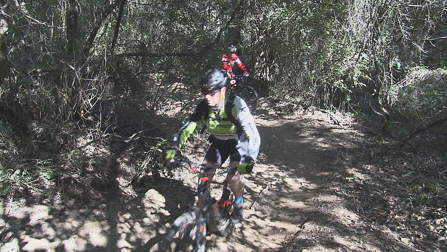 Ciclistes BTT circulant per un corriol de Collserola