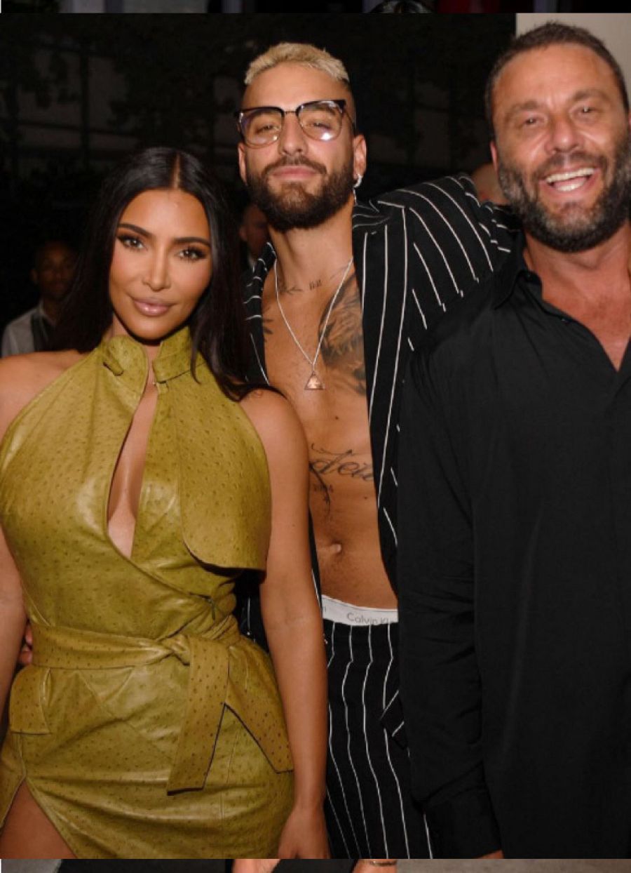 Kim Kardashian y un 'descamisado' Maluma en una fiesta en Miami