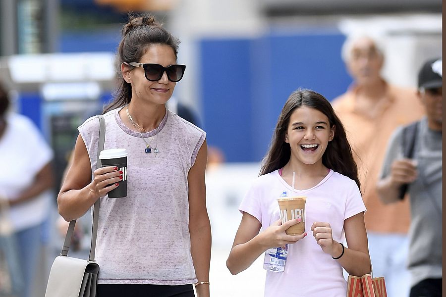 Katie Holmes pasea con su hija Suri y se ríen por las calles de Nueva York