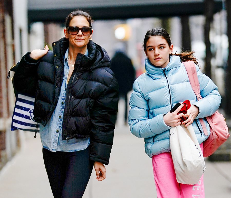 Suri Cruise y su madre, Katie Holmes, caminan por Nueva York con abrigo