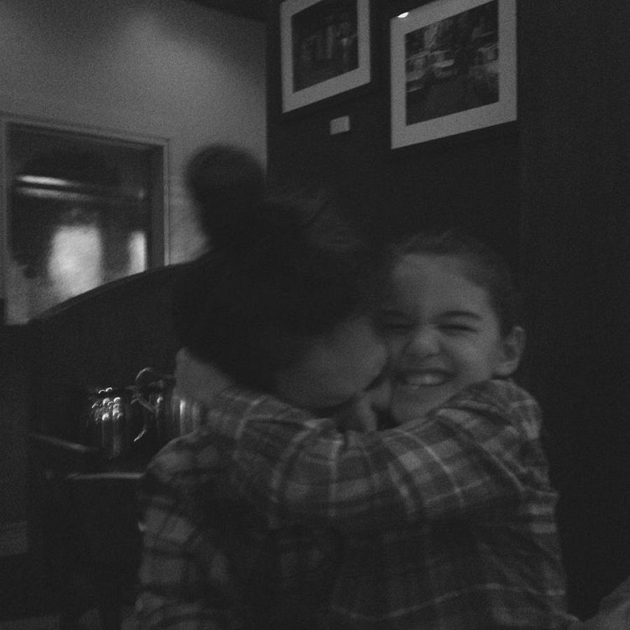 Suri Cruise y su madre, en una tierna imagen en blanco y negro