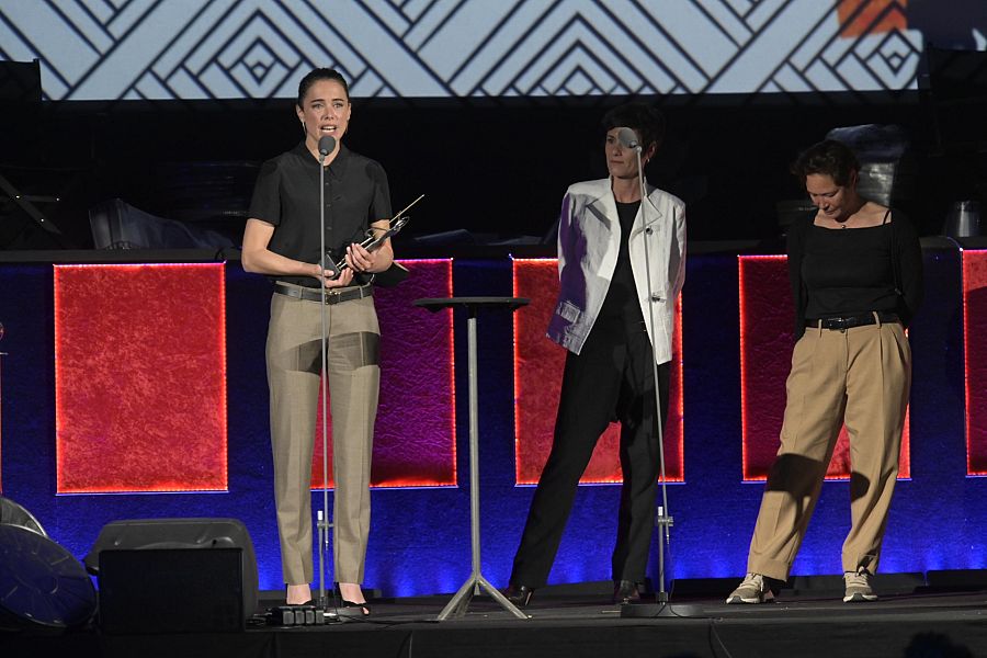 Patricia López Arnáiz amb Valerie Delpierre i Ana Alarcón a l'escenari