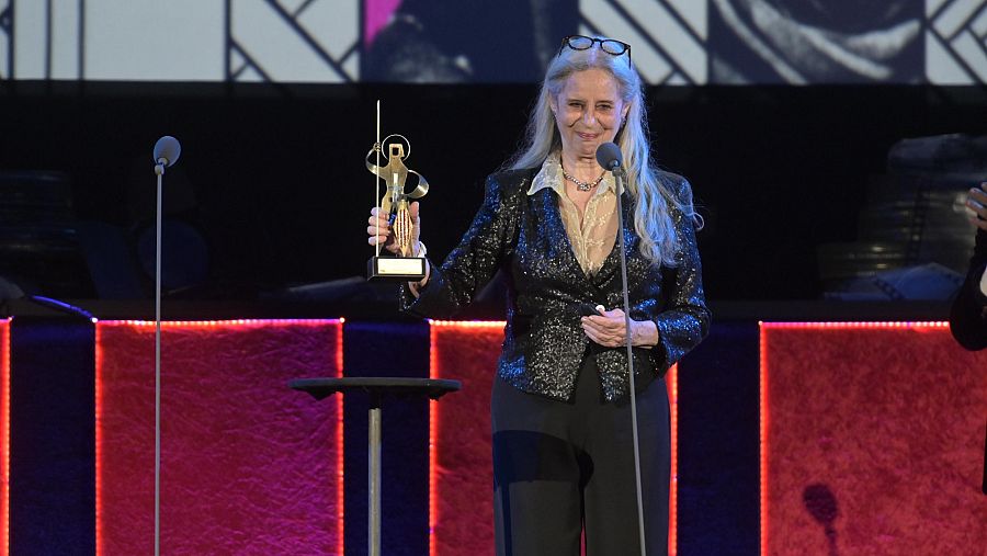 Vicky Peña amb el premi Sant Jordi a la mà