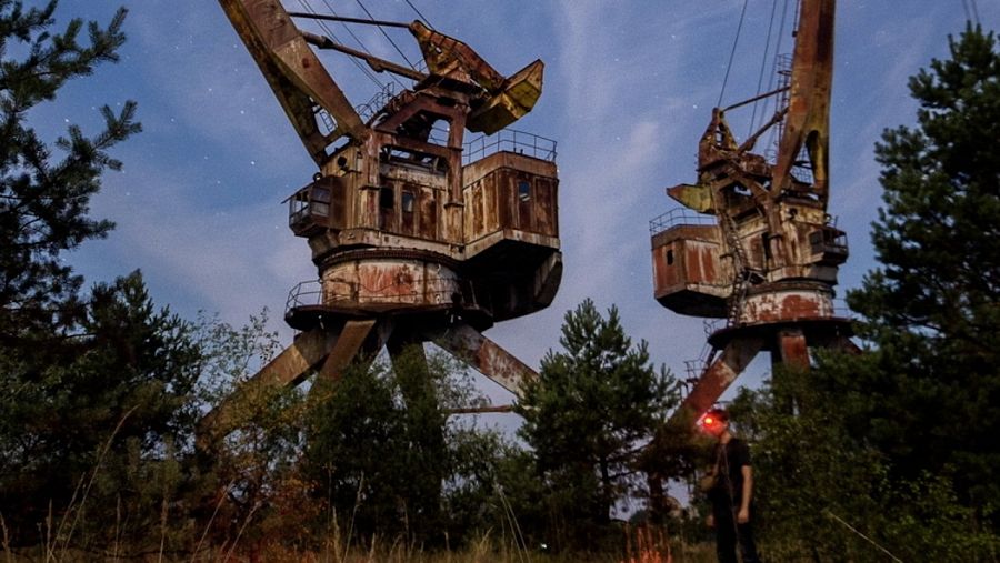 Un explorador pasea entre las ruinas de la central nuclear de Chernóbil