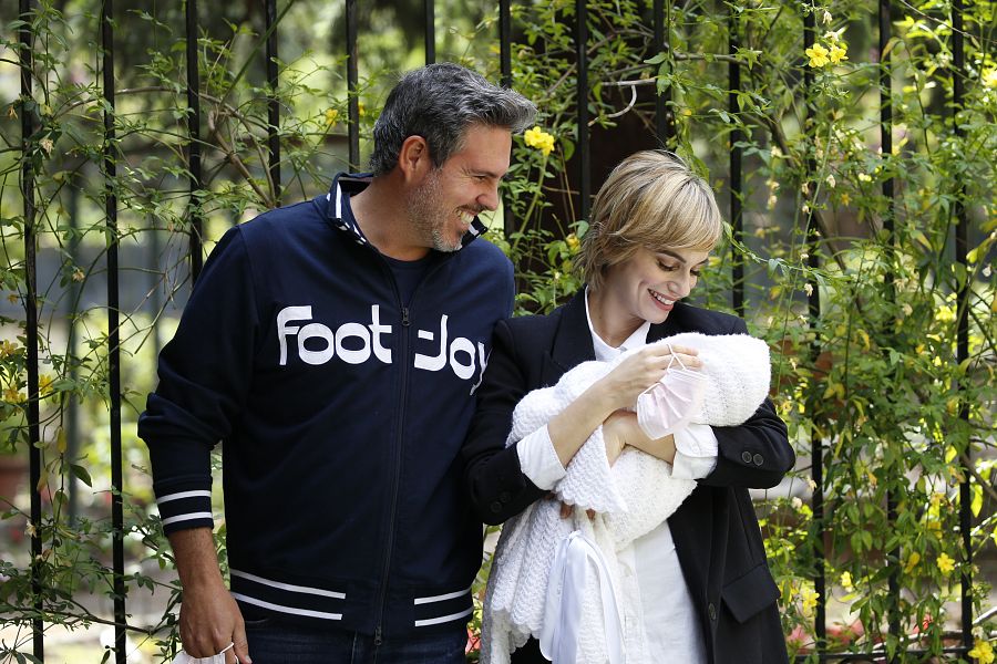 La actriz Norma Ruiz y su pareja, Bosco James, presesentan a su hija Alma a los medios de comunicación