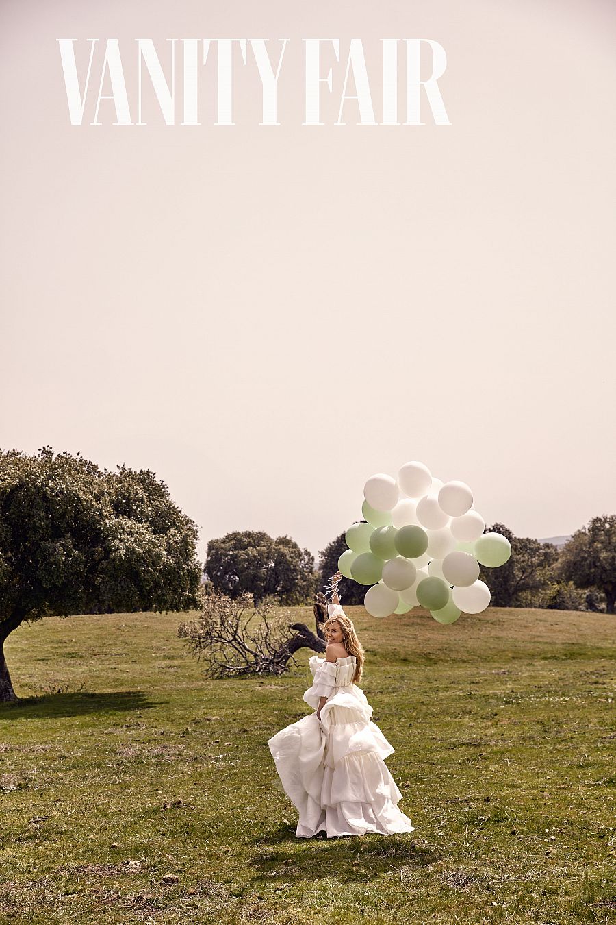 La actriz corre feliz con sus globos verdes y blancos, a juego con su vestido