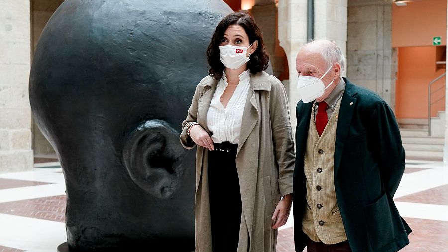 La presidente de la Comunidad con el pintor Antonio López en Puerta del Sol