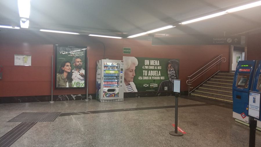 Imagen del cartel de Vox en el interior de la estación de Sol, en el centro de Madrid