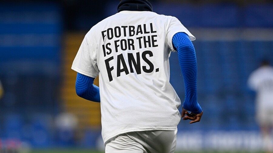  Jugadores del Brighton calientan con una camiseta con el lema: 