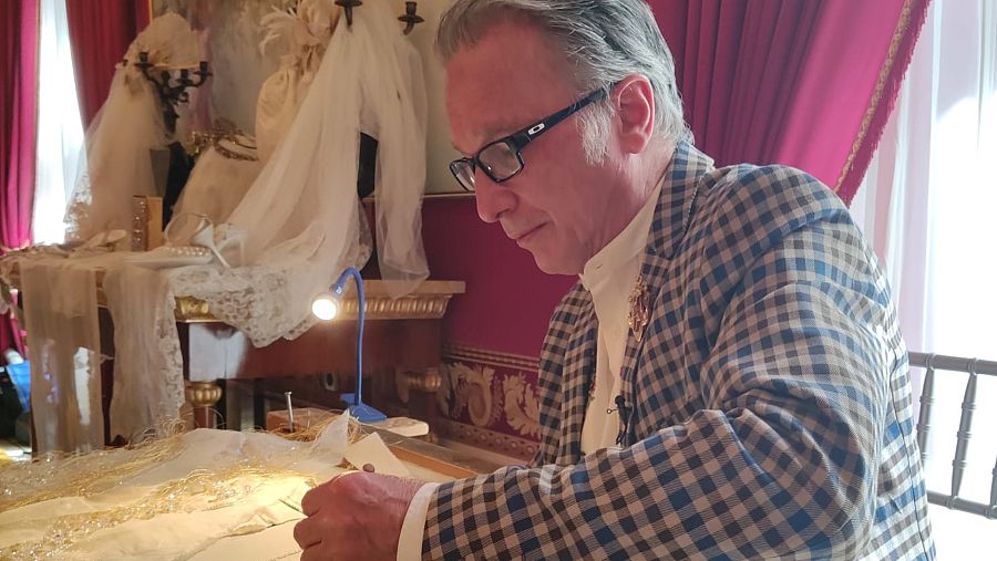 Johan Luc Hatt pone mimo y talento en su trabajo, un oficio que parece extinguirse y que él lucha por continuar