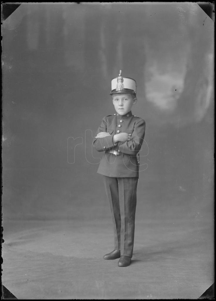 GONZALO DE BORBON Y BATTENBERG DE NI&Ntilde;O CON UN UNIFORME