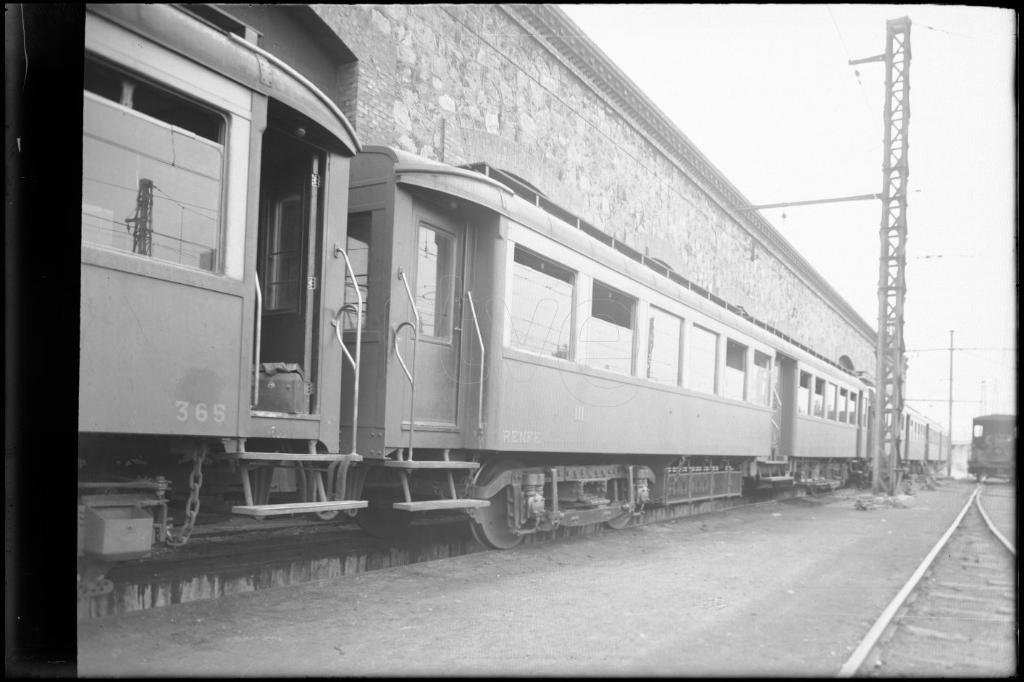 VAGON DE TREN CON EL ANAGRAMA DE RENFE