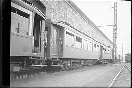 VAGON DE TREN CON EL ANAGRAMA DE RENFE