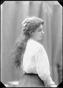 MIMI ESTAMPES DE JOVEN, DE PIE Y DE PERFIL