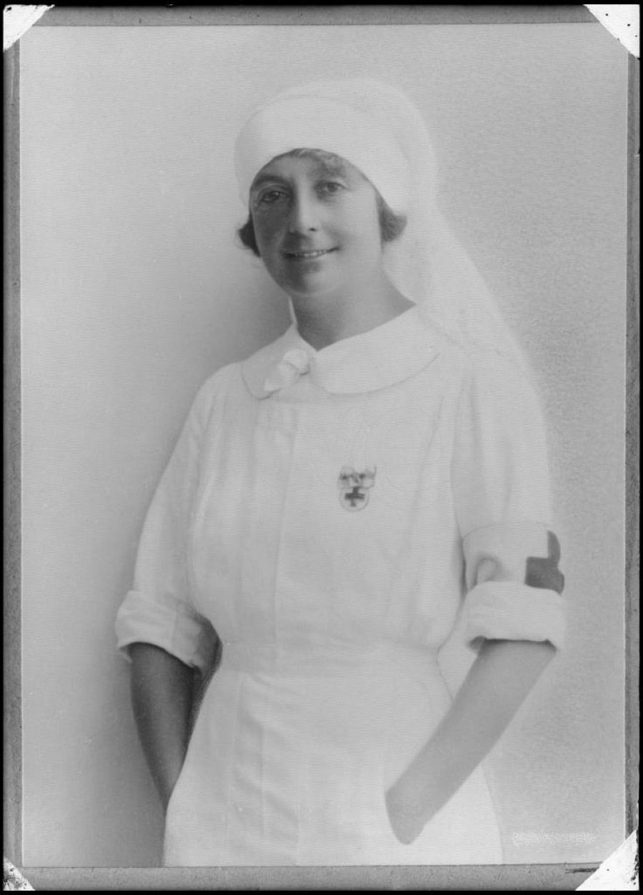 REPRODUCCION DE UNA FOTOGRAFIA DE UNA MUJER VESTIDA CON EL UNIFORME DE LA CRUZ ROJA