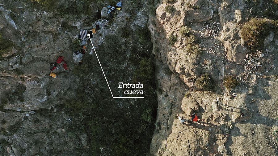 El cazador de cerebros - entrada cueva radioactiva