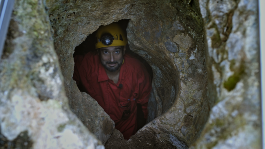 El cazador de cerebros - Pere Estupinyà saliendo de una cueva