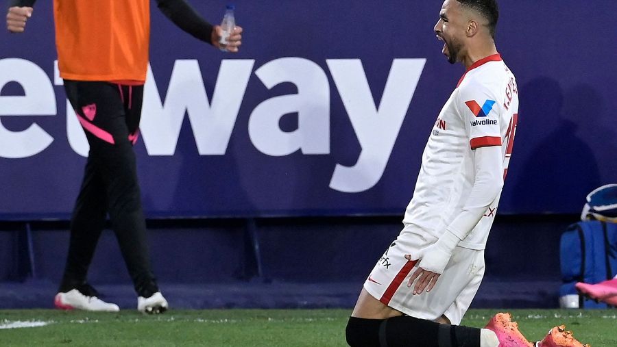 El delantero del Sevilla En-Nesyri celebra su gol ante el Levante.