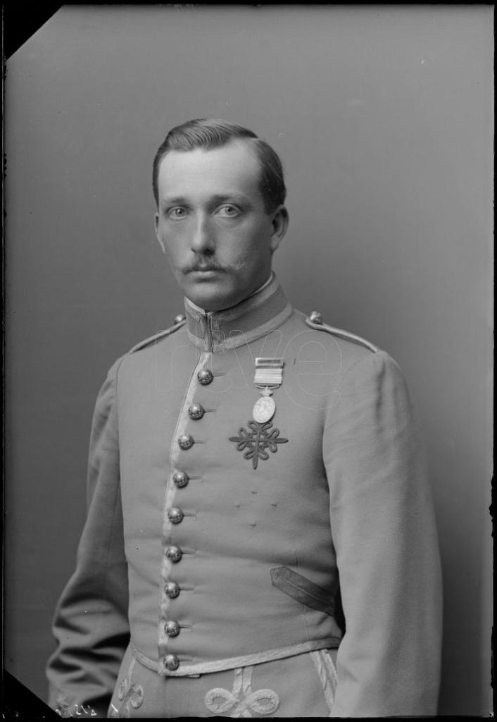 Colección Franzen RANIERO DE BORBON DOS SICILIAS VESTIDO CON UN