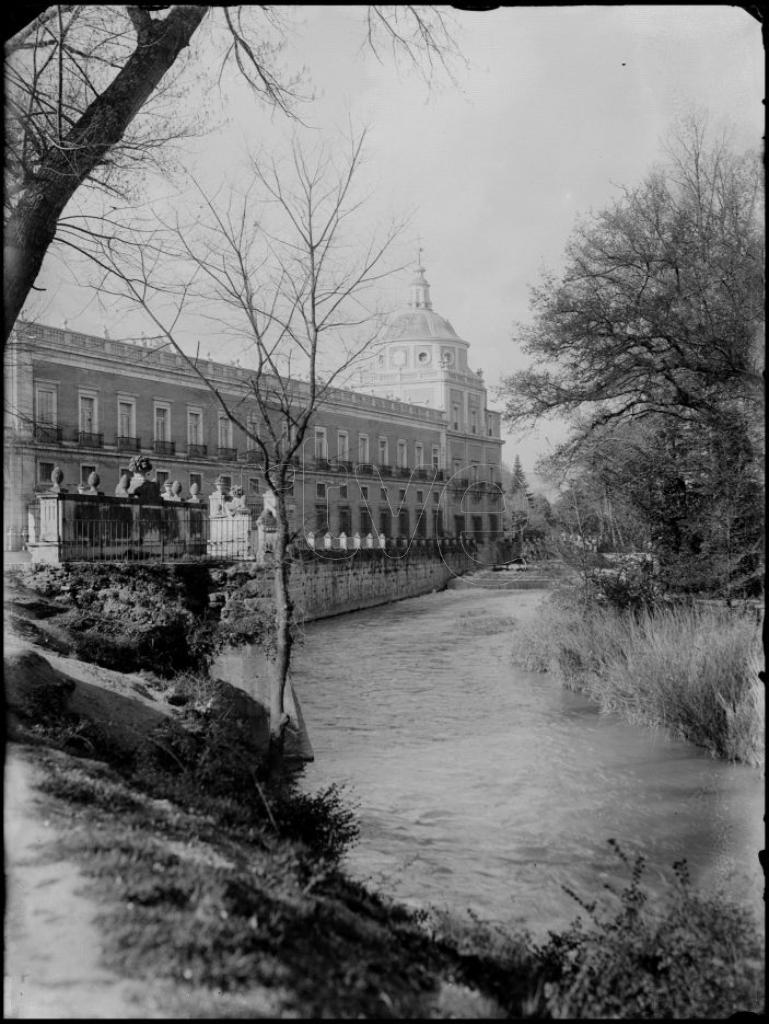 FACHADA DEL PALACIO DE ARANJUEZ JUNTO AL RIO