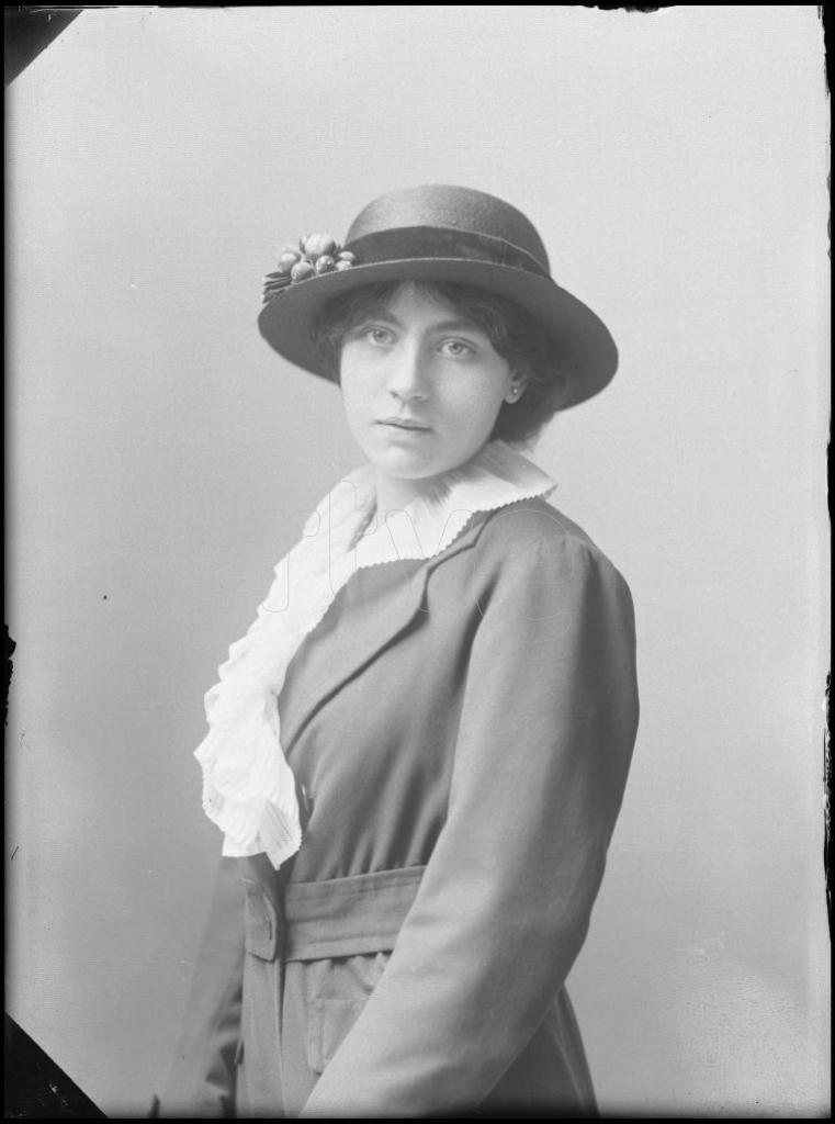 MIMI ESTAMPES CON UN SOMBRERO