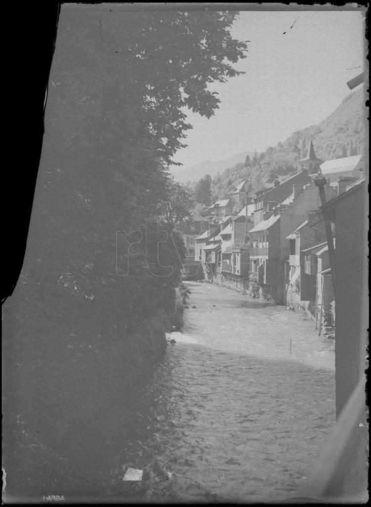 FOTOGRAFIA DE UNAS CASAS JUNTO A UN RIO