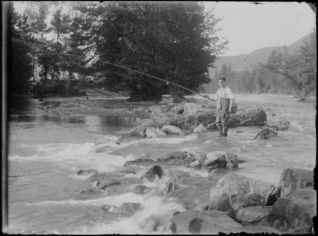 HOMBRE PESCANDO EN UN RIO