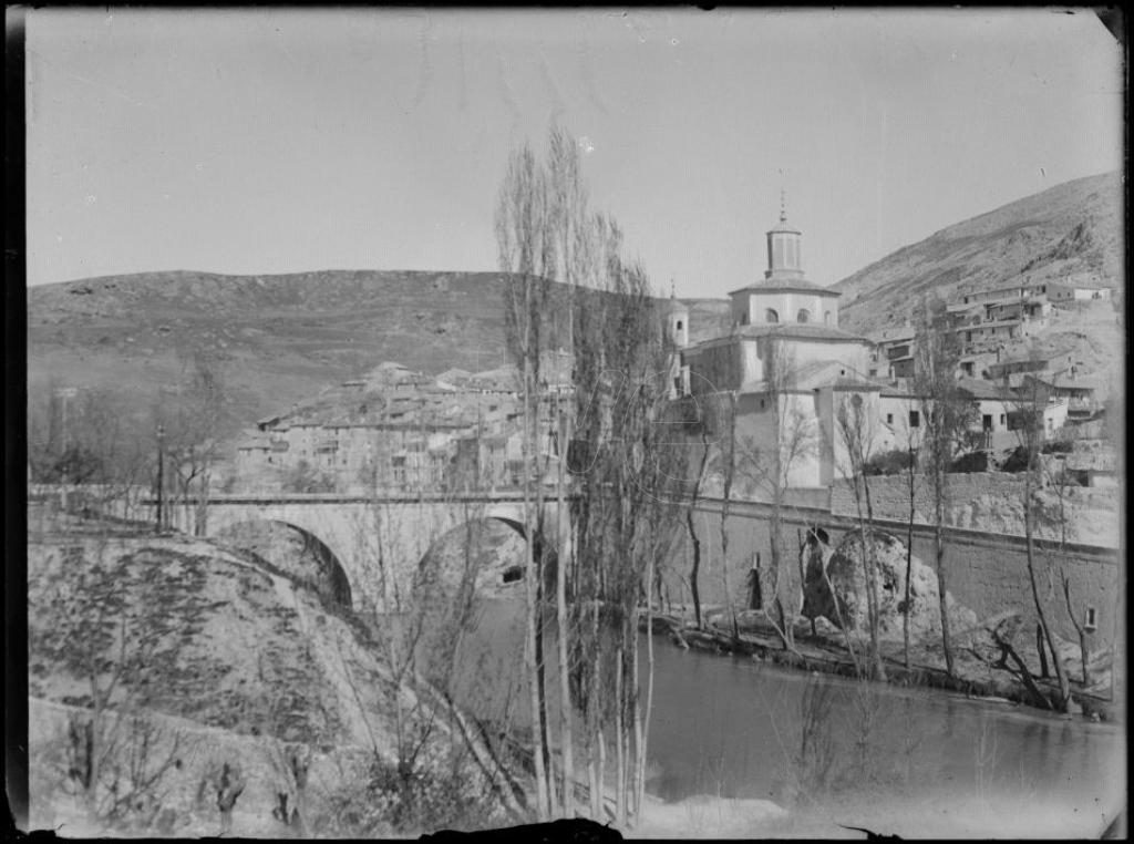 PUEBLO JUNTO A UN RIO