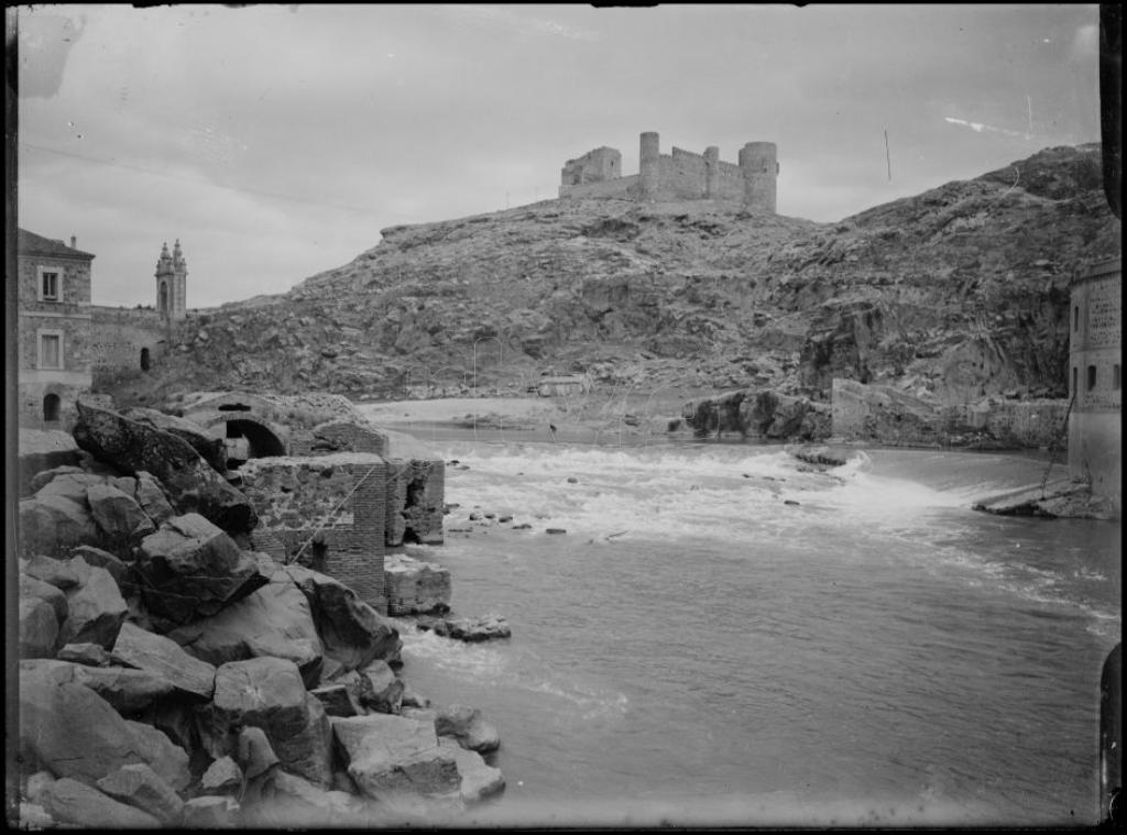 RIO CON UN CASTILLO EN UNA COLINA